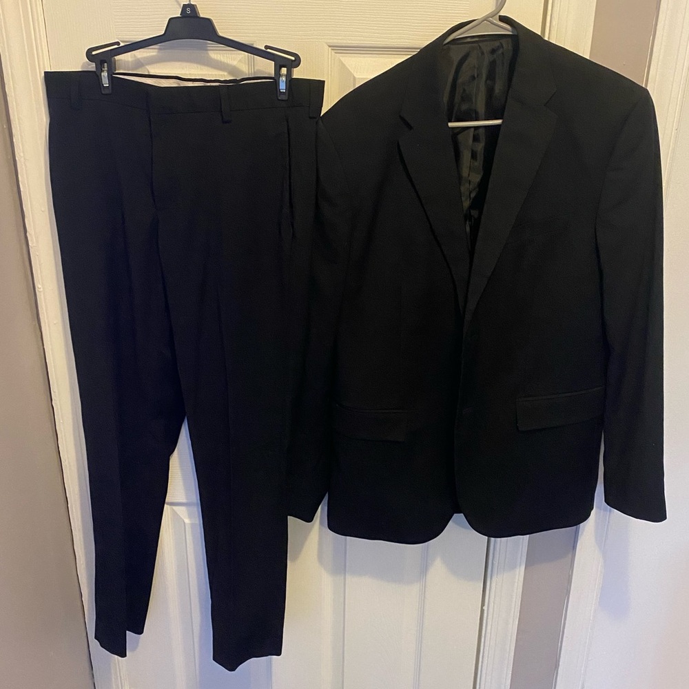 Men’s H&M slim fit black full suit. Pants size 33R Jacket 42R. Worn once. Offer!